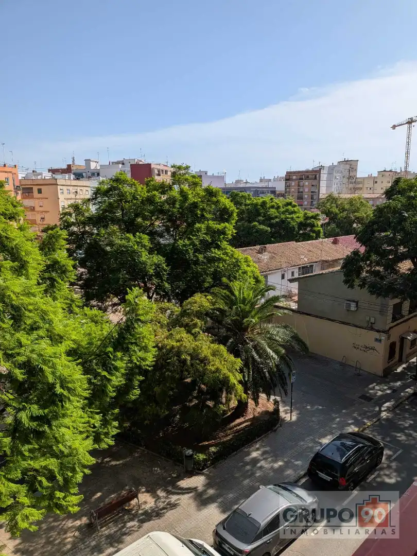 Vista exterior de Pis en venda en Valencia amb Balcó