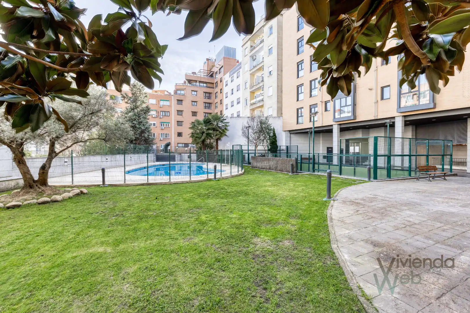 Schwimmbecken von Wohnung zum Verkauf in Madrid mit Klimaanlage, Heizung und Privatgarten