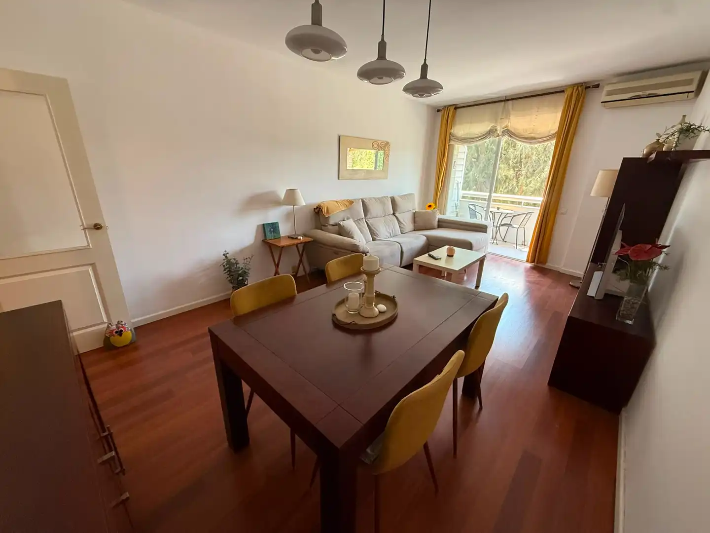 Sala de estar de Piso en venta en Cornellà de Llobregat con Aire acondicionado, Calefacción y Parquet