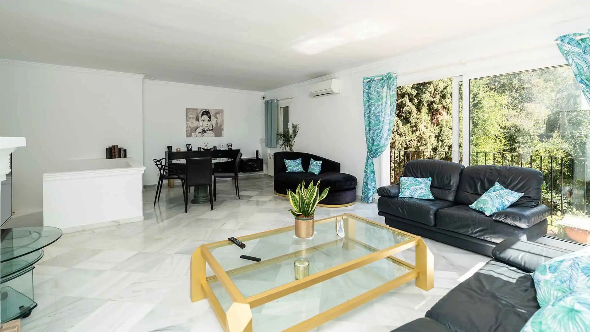 Sala de estar de Casa o chalet en venta en Marbella con Aire acondicionado, Jardín privado y Terraza