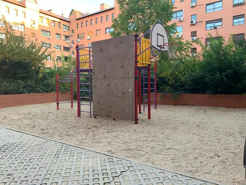 Parking of Flat for rent in Madrid  with Air Conditioner, Heating and Parquet flooring