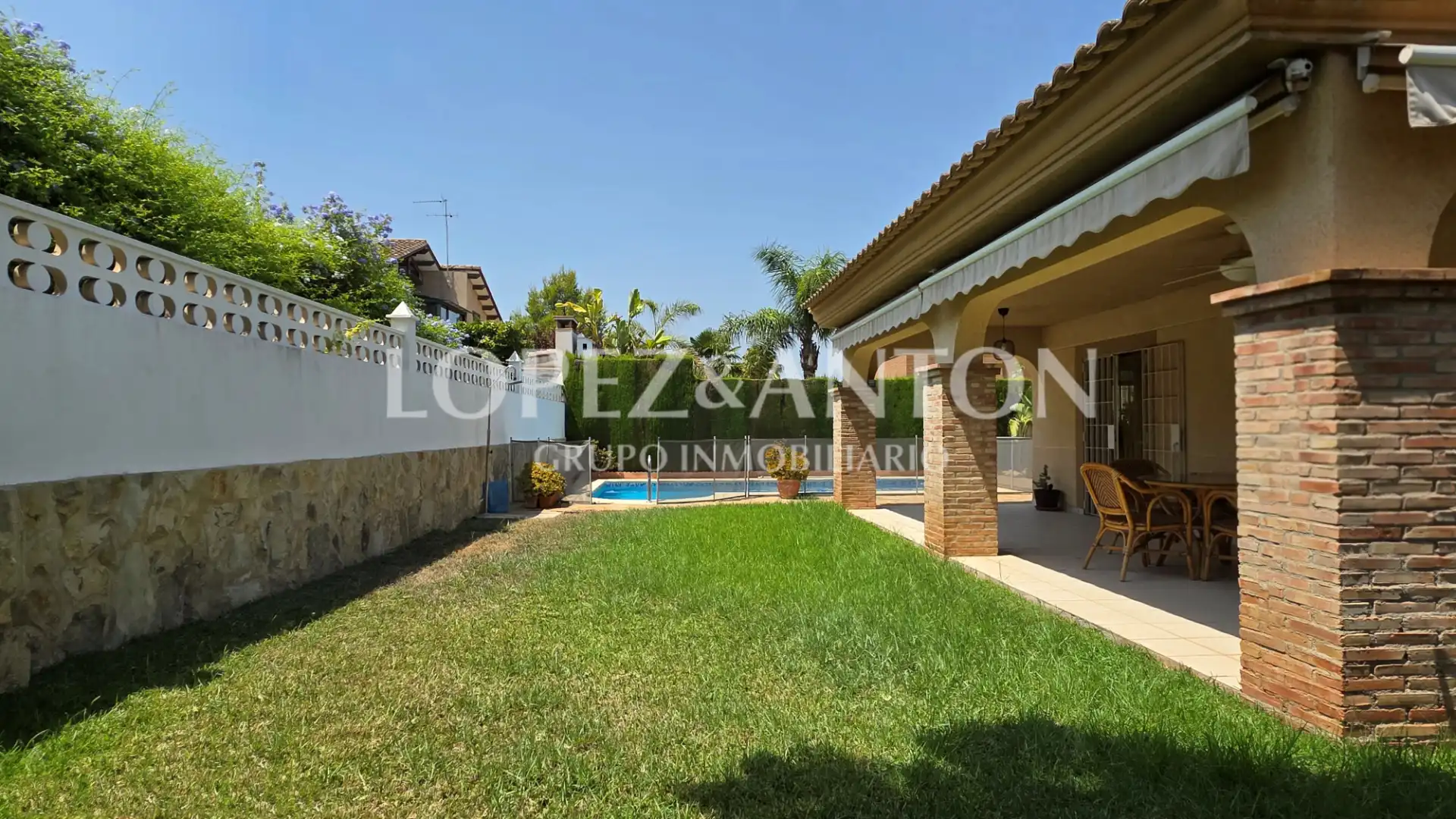 Vista exterior de Casa o xalet en venda en L'Eliana amb Aire condicionat, Calefacció i Jardí privat