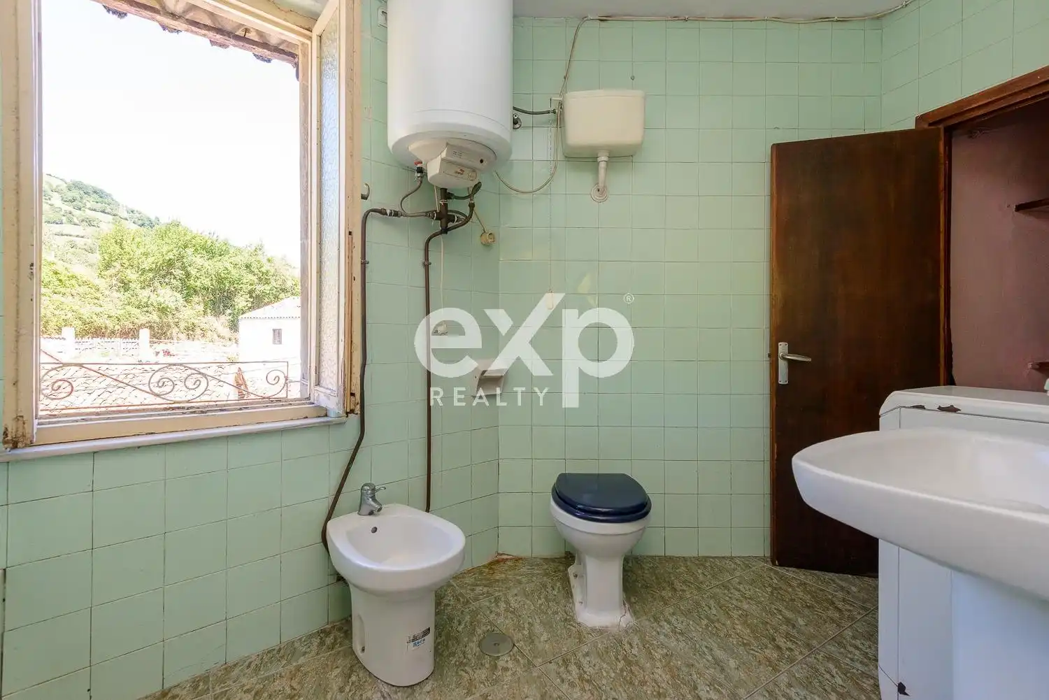 Bany de Casa o xalet en venda en Lena amb Traster i Moblat