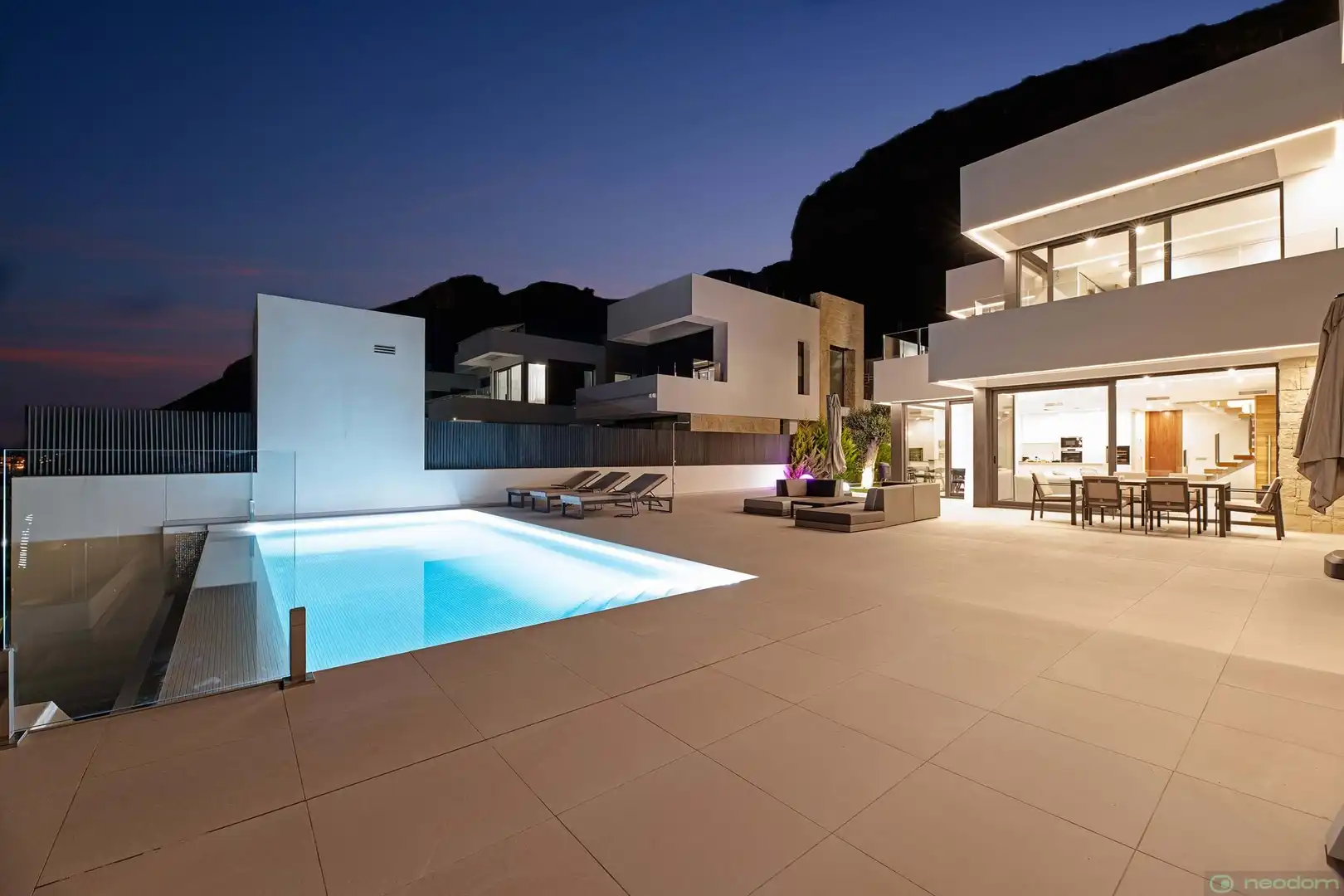 Casa amb terrassa en venda a C. Viena
