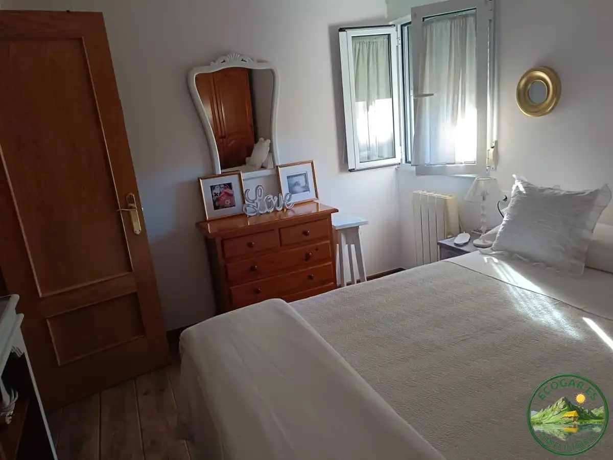Dormitori de Pis en venda en Cacabelos amb Calefacció, Parquet i Moblat