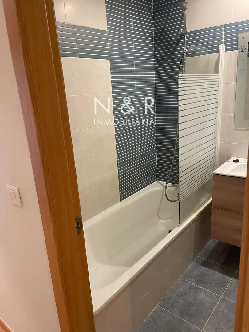 Bathroom of Flat for rent in Santiago de Compostela   with Heating, Terrace and Furnished