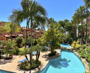 Vista exterior de Planta baixa en venda en Estepona amb Aire condicionat, Terrassa i Piscina