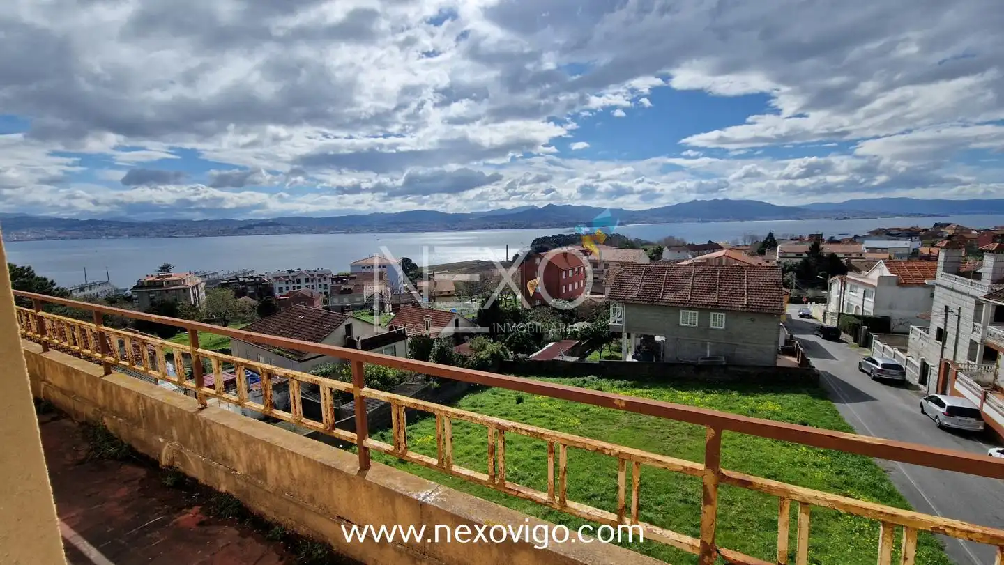 Vista exterior de Casa o xalet en venda en Cangas  amb Calefacció, Jardí privat i Parquet