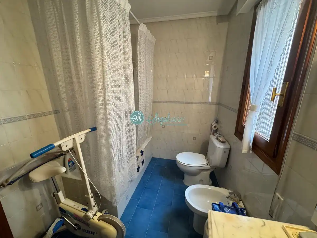 Baño de Piso en venta en Segovia con Calefacción, Terraza y Trastero