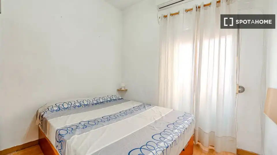 Bedroom of Study for share in Madrid  with Air Conditioner, Terrace and Furnished