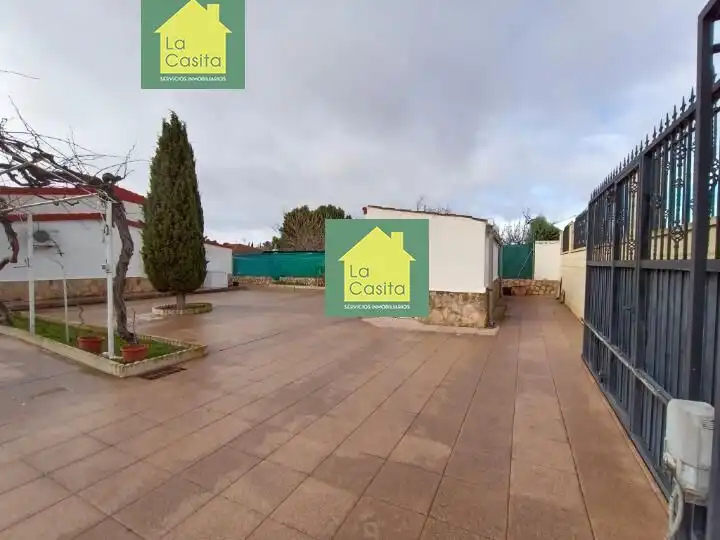 Vista exterior de Casa o xalet en venda en Albacete amb Aire condicionat, Jardí privat i Traster