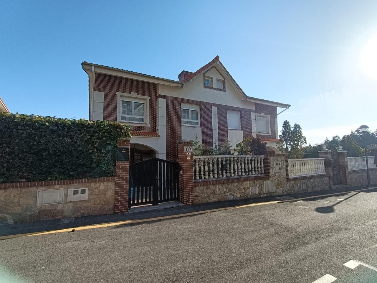 Vista exterior de Casa adosada en venda en Castro-Urdiales amb Calefacció, Jardí privat i Terrassa