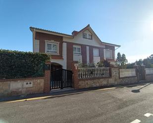 Vista exterior de Casa adosada en venda en Castro-Urdiales amb Calefacció, Jardí privat i Terrassa