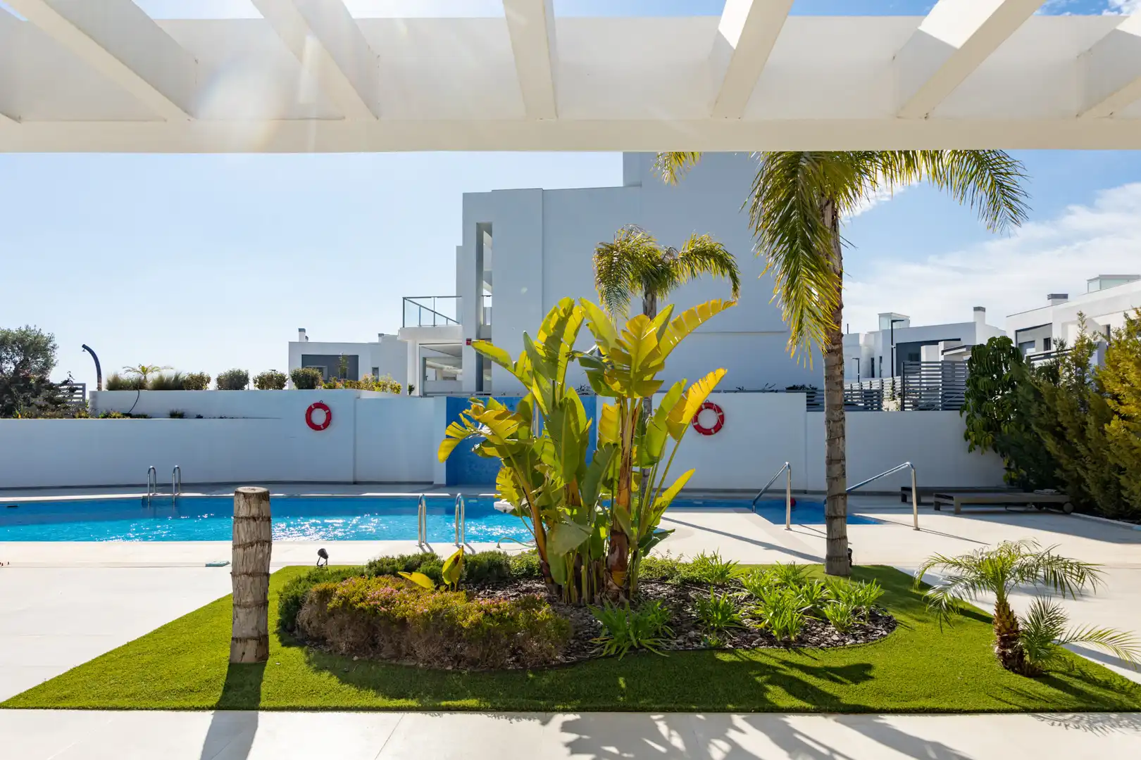Piscina de Casa adosada en venta en Marbella con Aire acondicionado, Jardín privado y Terraza