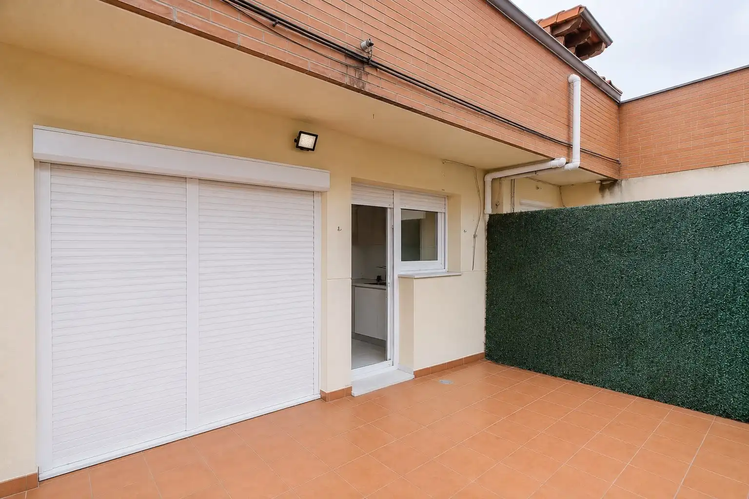 Vista exterior de Casa adosada en venda en Torrelavega  amb Calefacció, Jardí privat i Balcó