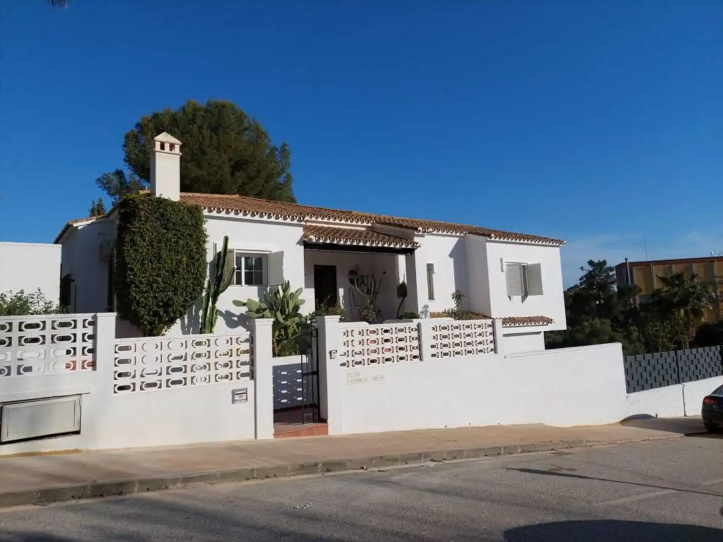 Vista exterior de Casa o xalet de lloguer en Marbella amb Terrassa