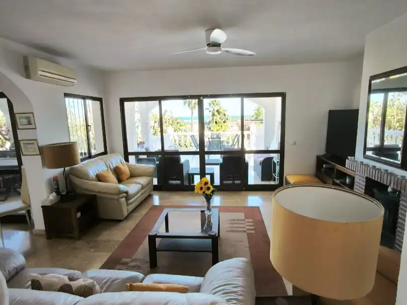 Sala d'estar de Casa o xalet en venda en Mijas amb Aire condicionat, Terrassa i Piscina
