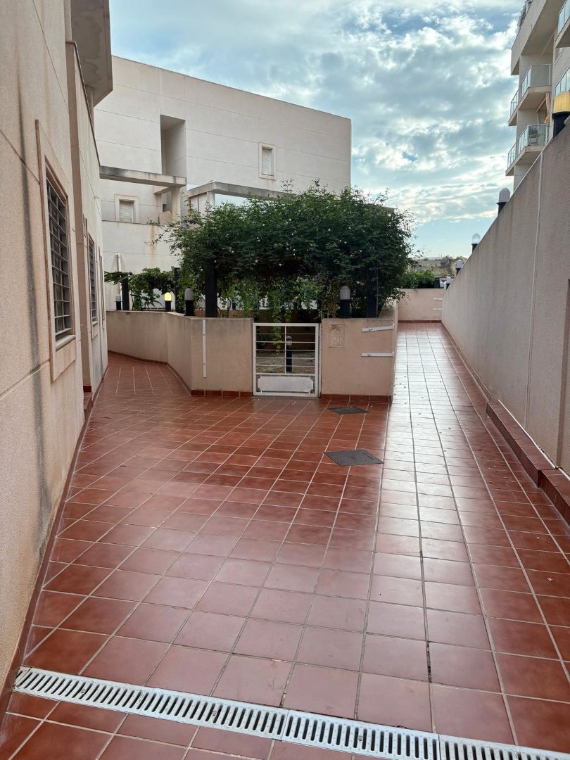 Terrassa de Casa adosada en venda en Roquetas de Mar amb Terrassa, Piscina i Moblat