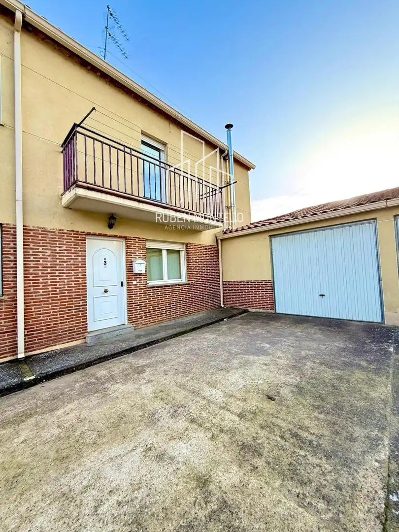 Außenansicht von Einfamilien-Reihenhaus zum Verkauf in Matilla de los Caños del Río mit Heizung, Privatgarten und Terrasse