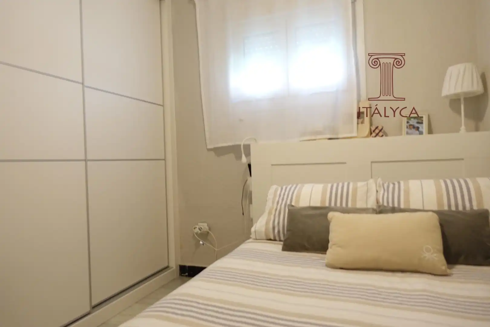 Schlafzimmer von Einfamilien-Reihenhaus zum Verkauf in San Juan de Aznalfarache mit Klimaanlage, Heizung und Privatgarten