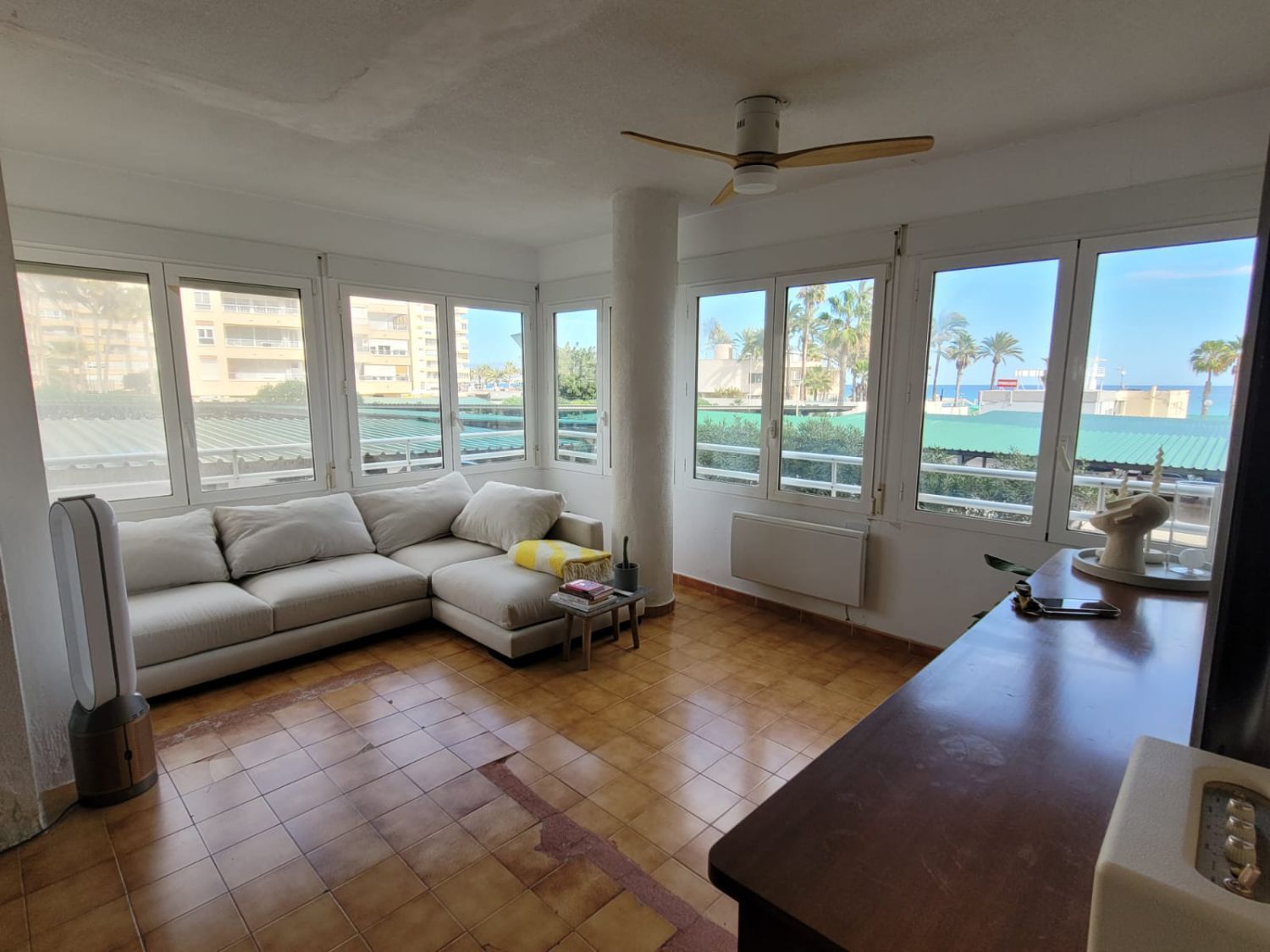 Sala d'estar de Apartament en venda en Alicante / Alacant amb Jardí privat, Traster i Piscina comunitària