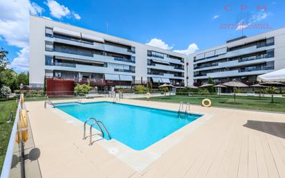 Schwimmbecken von Wohnung miete in La Moraleja mit Klimaanlage und Terrasse