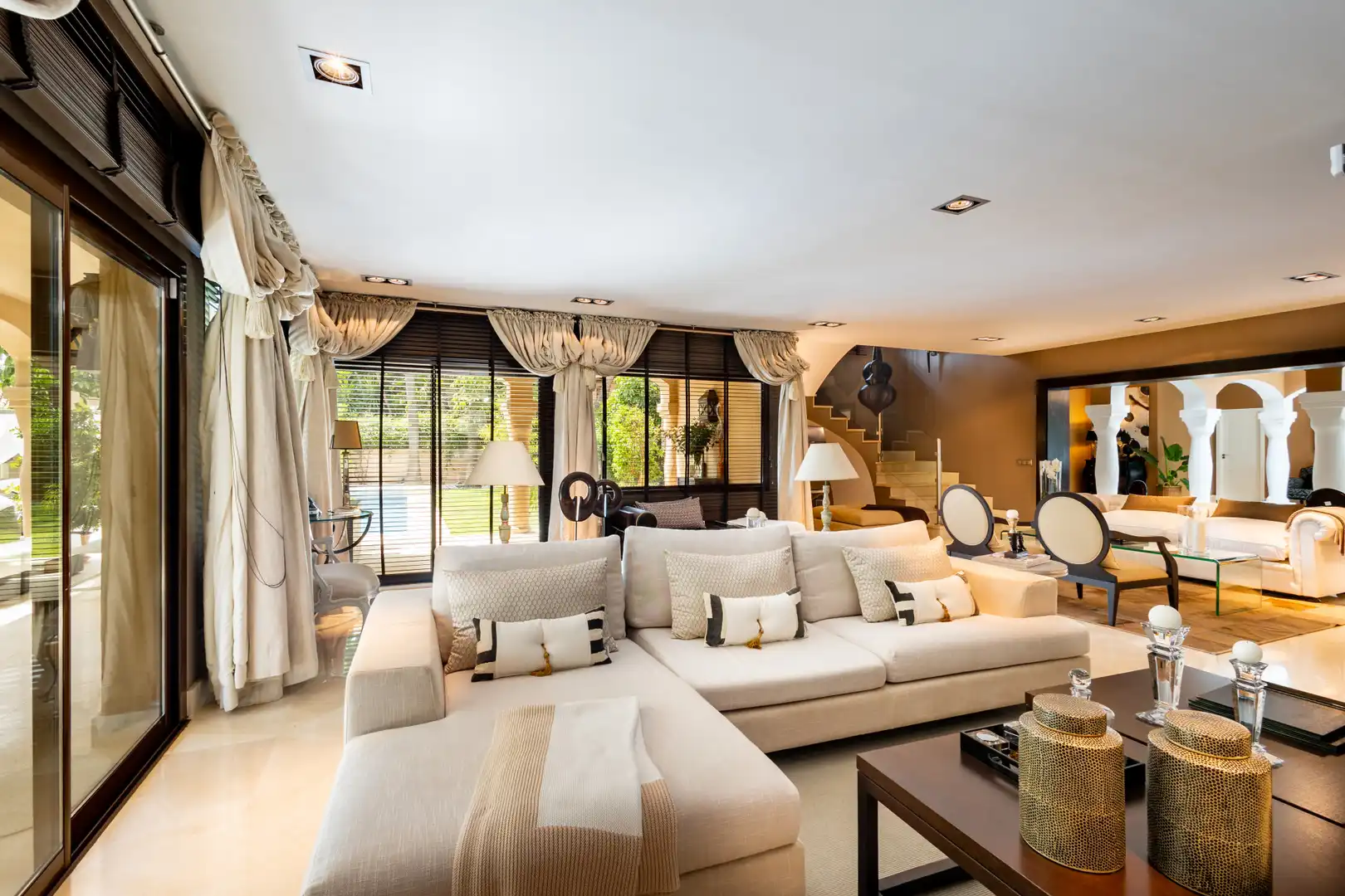Sala d'estar de Casa o xalet en venda en Marbella amb Aire condicionat, Jardí privat i Terrassa