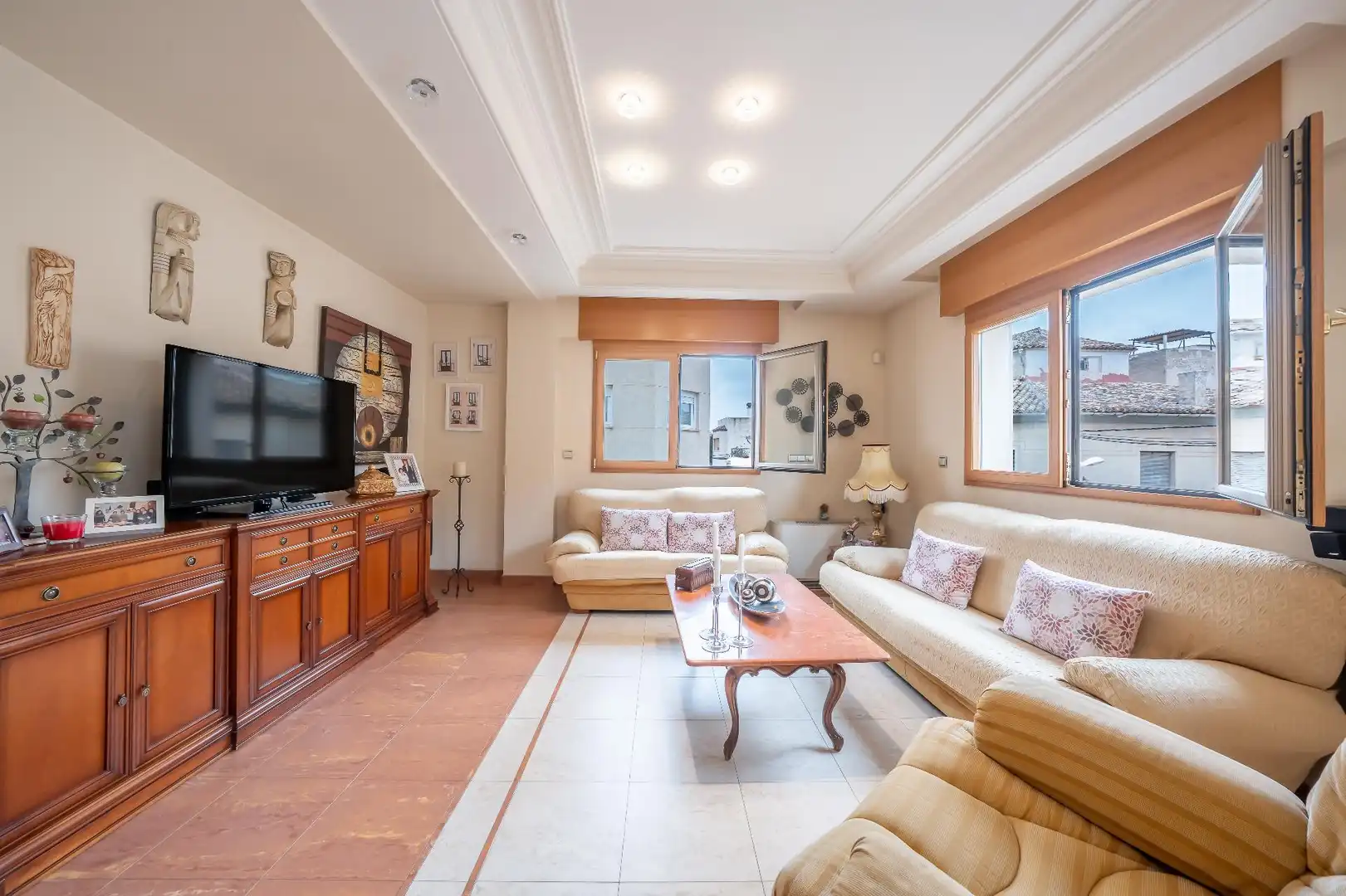 Wohnzimmer von Einfamilien-Reihenhaus zum Verkauf in Novelda mit Heizung, Terrasse und Balkon
