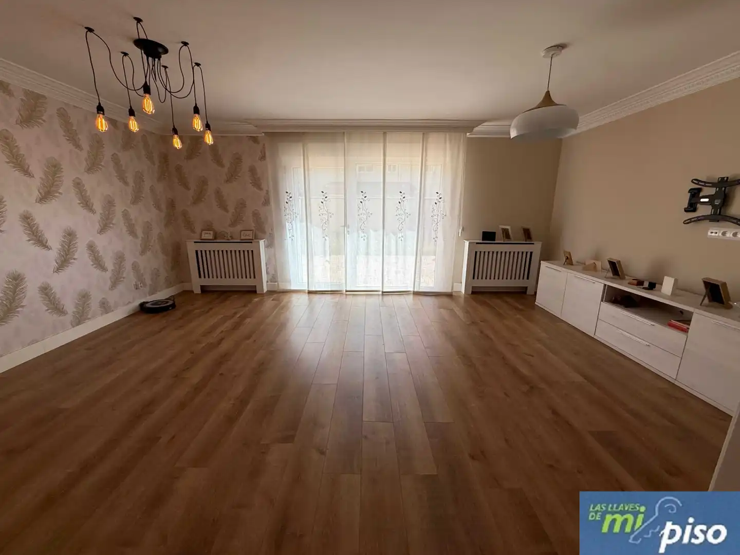 Sala d'estar de Casa adosada en venda en Cabezón de Pisuerga amb Calefacció, Jardí privat i Parquet