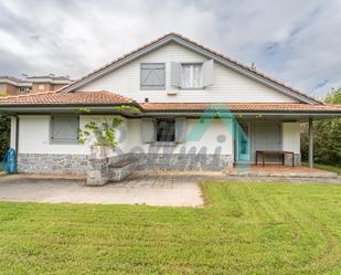 Vista exterior de Casa o xalet de lloguer en Ribadesella amb Jardí privat, Parquet i Terrassa