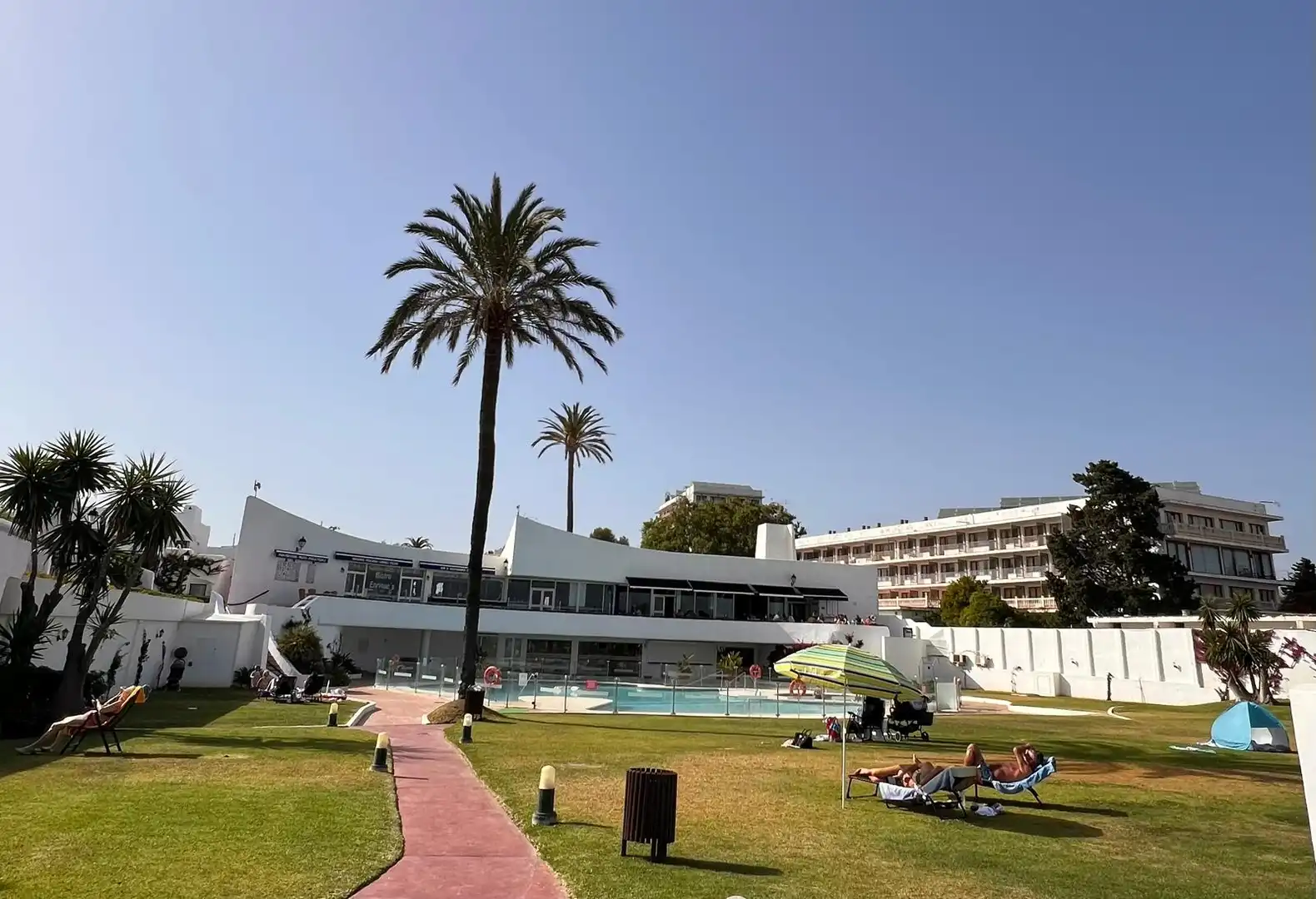 Außenansicht von Wohnung zur Miete in Estepona mit Klimaanlage, Terrasse und Möbliert