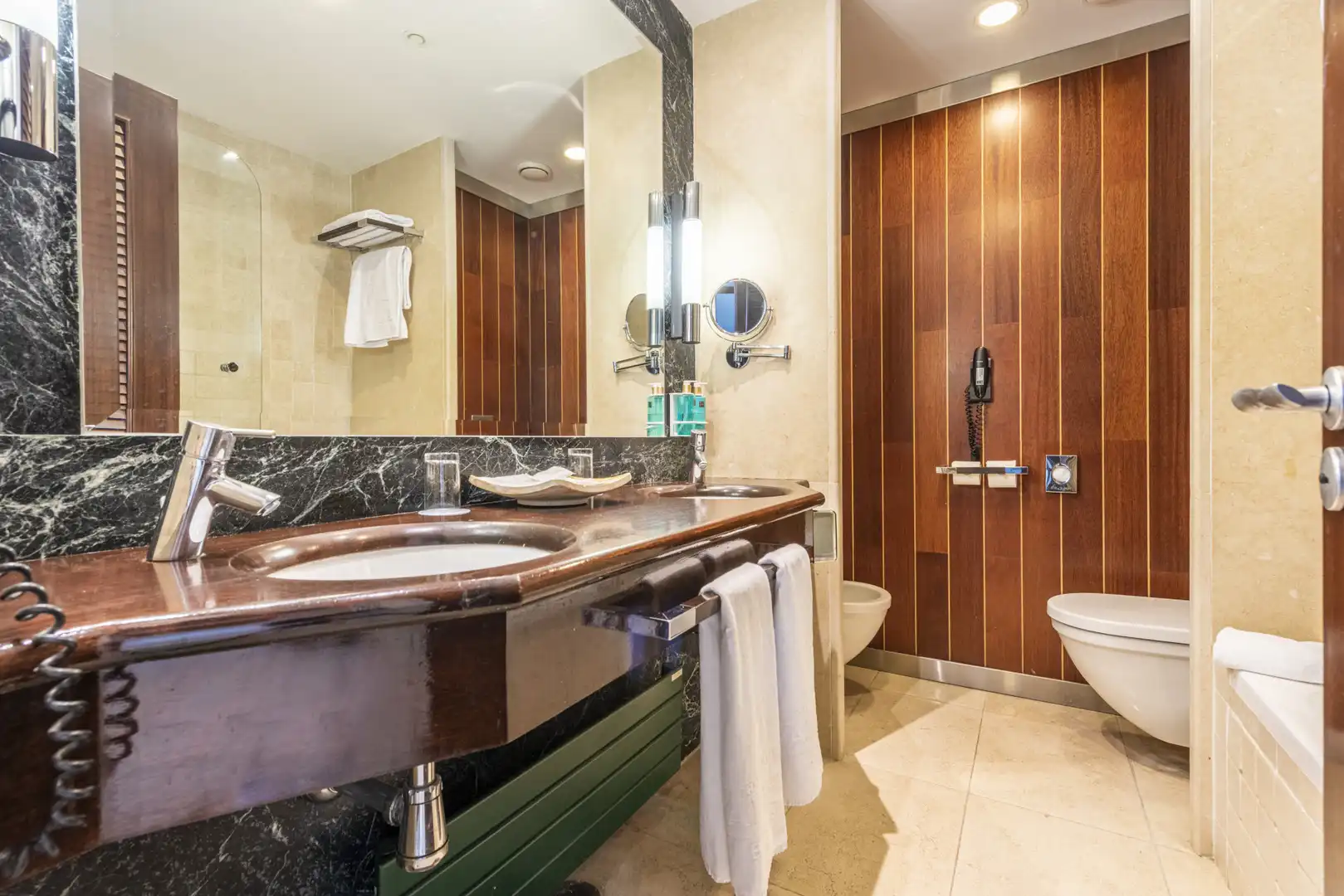 Baño de Apartamento en venta en Marbella con Terraza, Piscina y Amueblado
