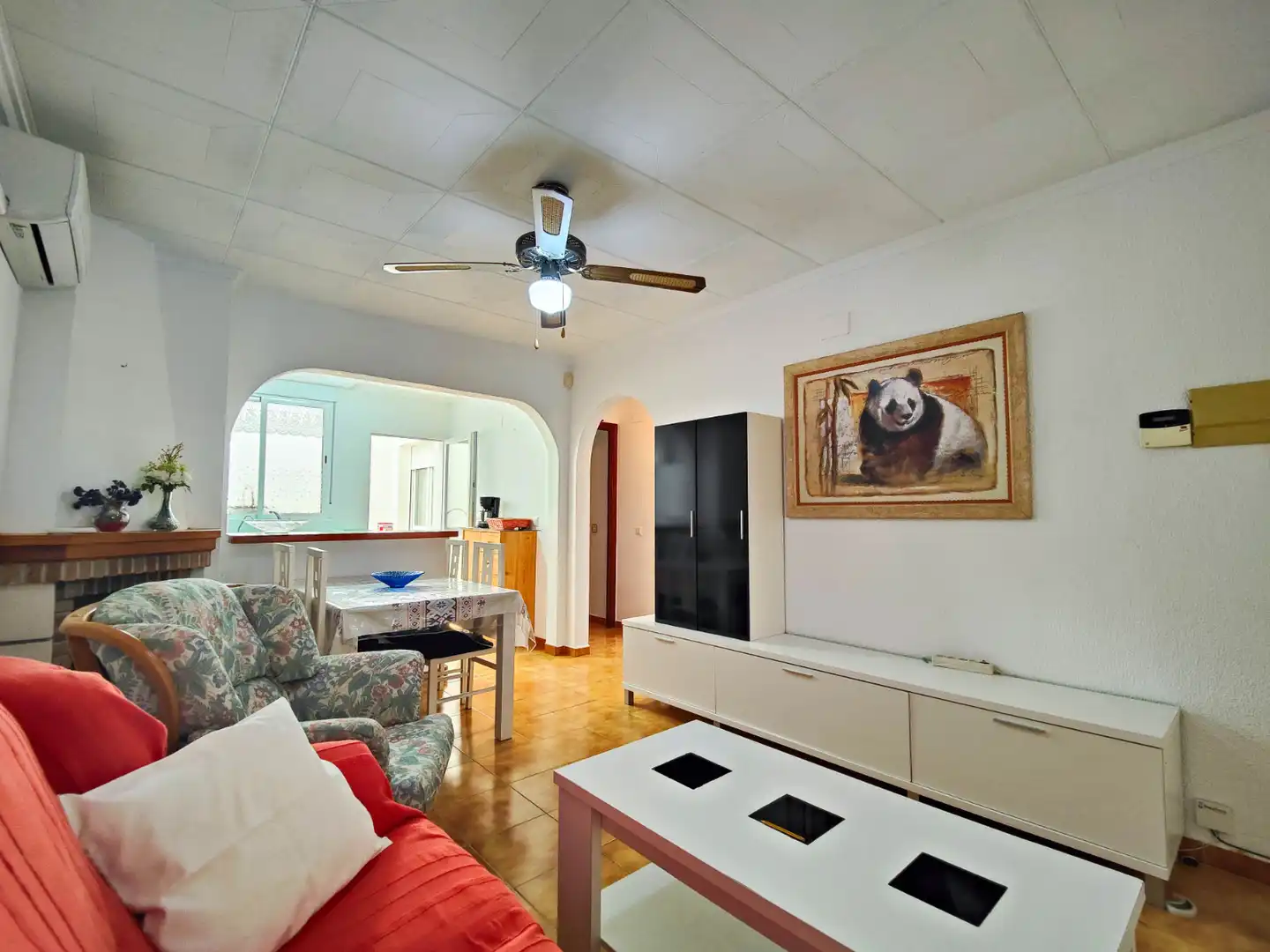 Sala de estar de Casa adosada de alquiler en Torrevieja con Aire acondicionado, Jardín privado y Terraza