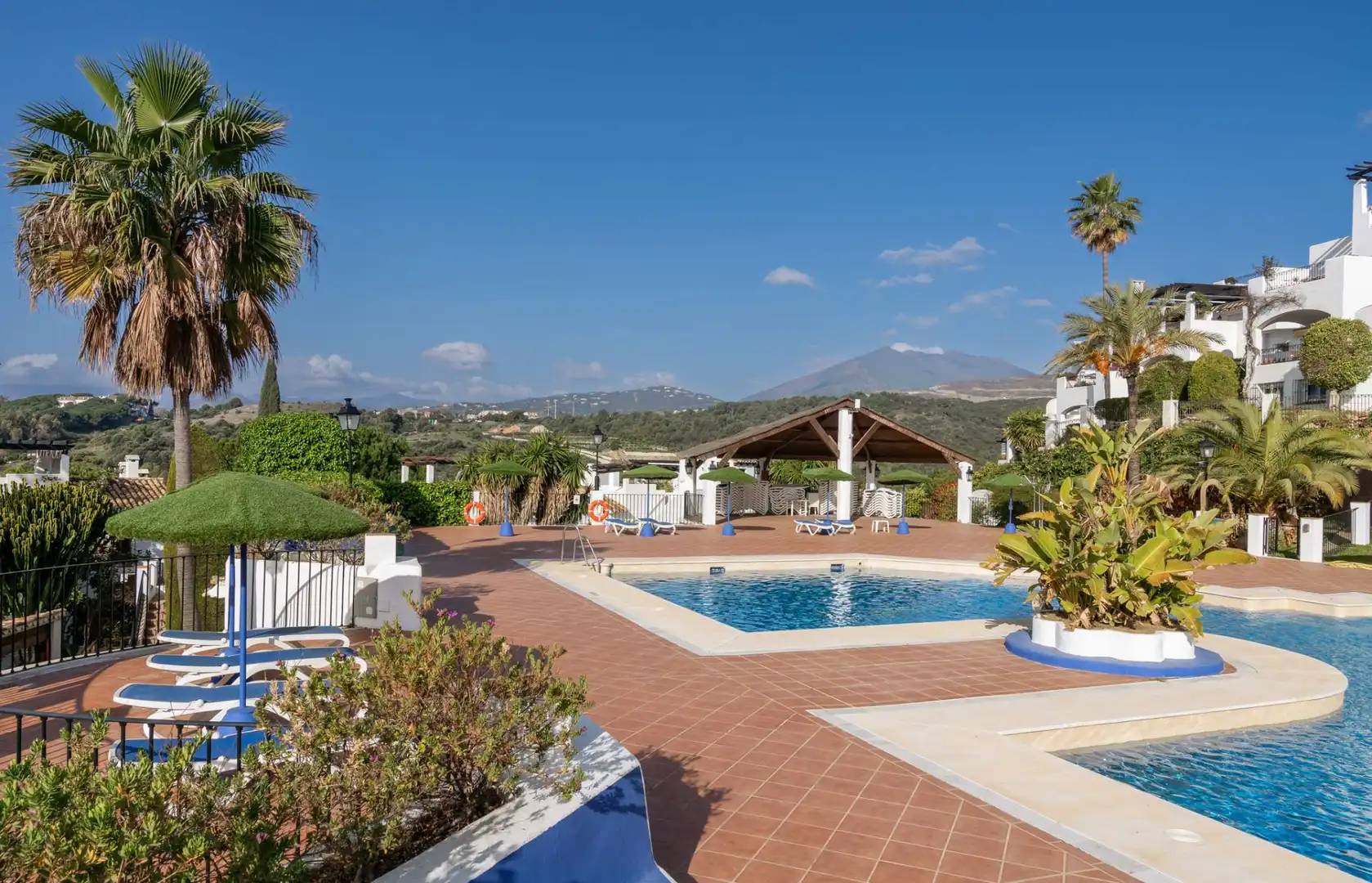 Piscina de Casa adosada en venta en Marbella con Aire acondicionado, Calefacción y Jardín privado