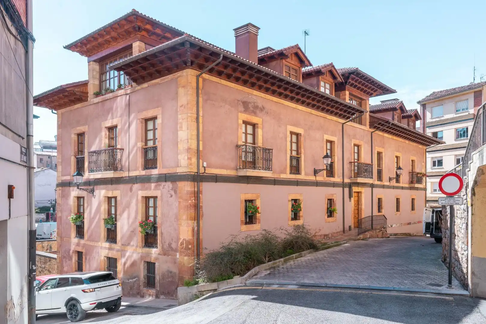 Vista exterior de Pis en venda en Oviedo  amb Calefacció, Moblat i Balcó