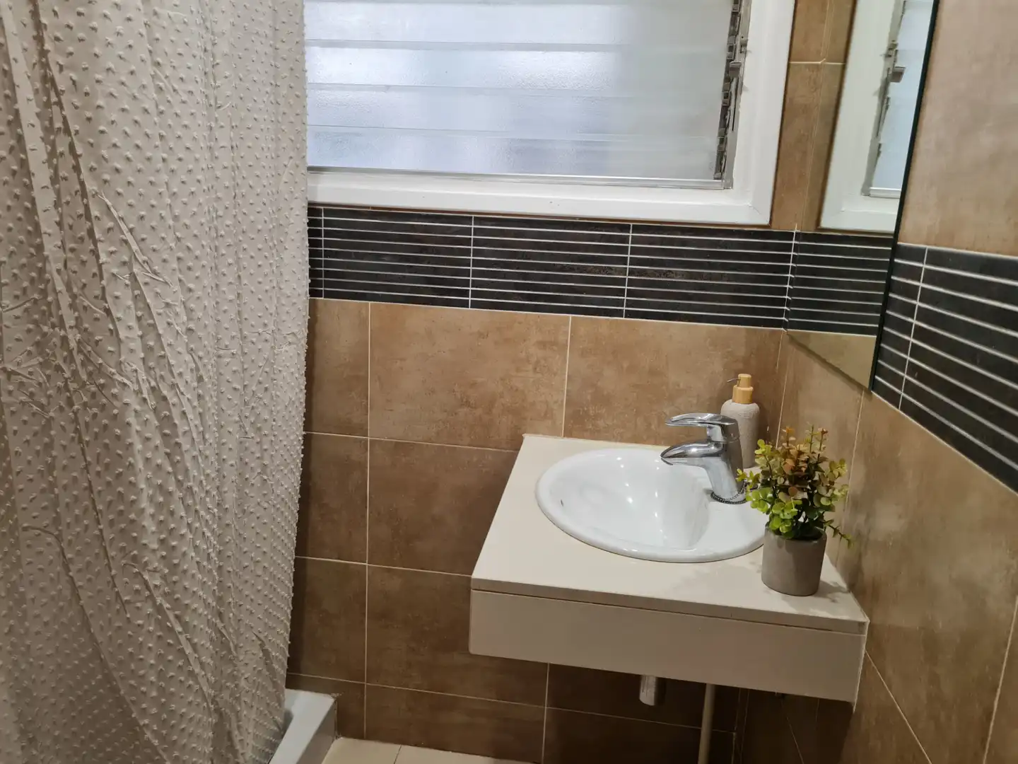 Baño de Piso de alquiler en Girona con Calefacción, Parquet y Amueblado