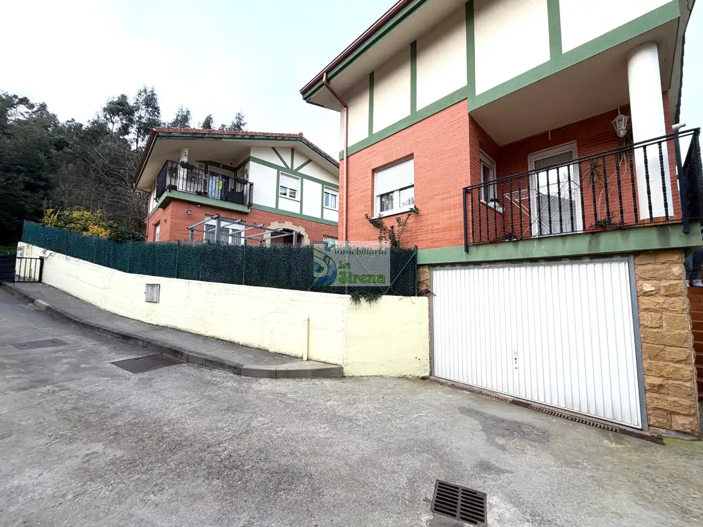 Vista exterior de Casa o xalet en venda en Castro-Urdiales amb Calefacció, Jardí privat i Terrassa