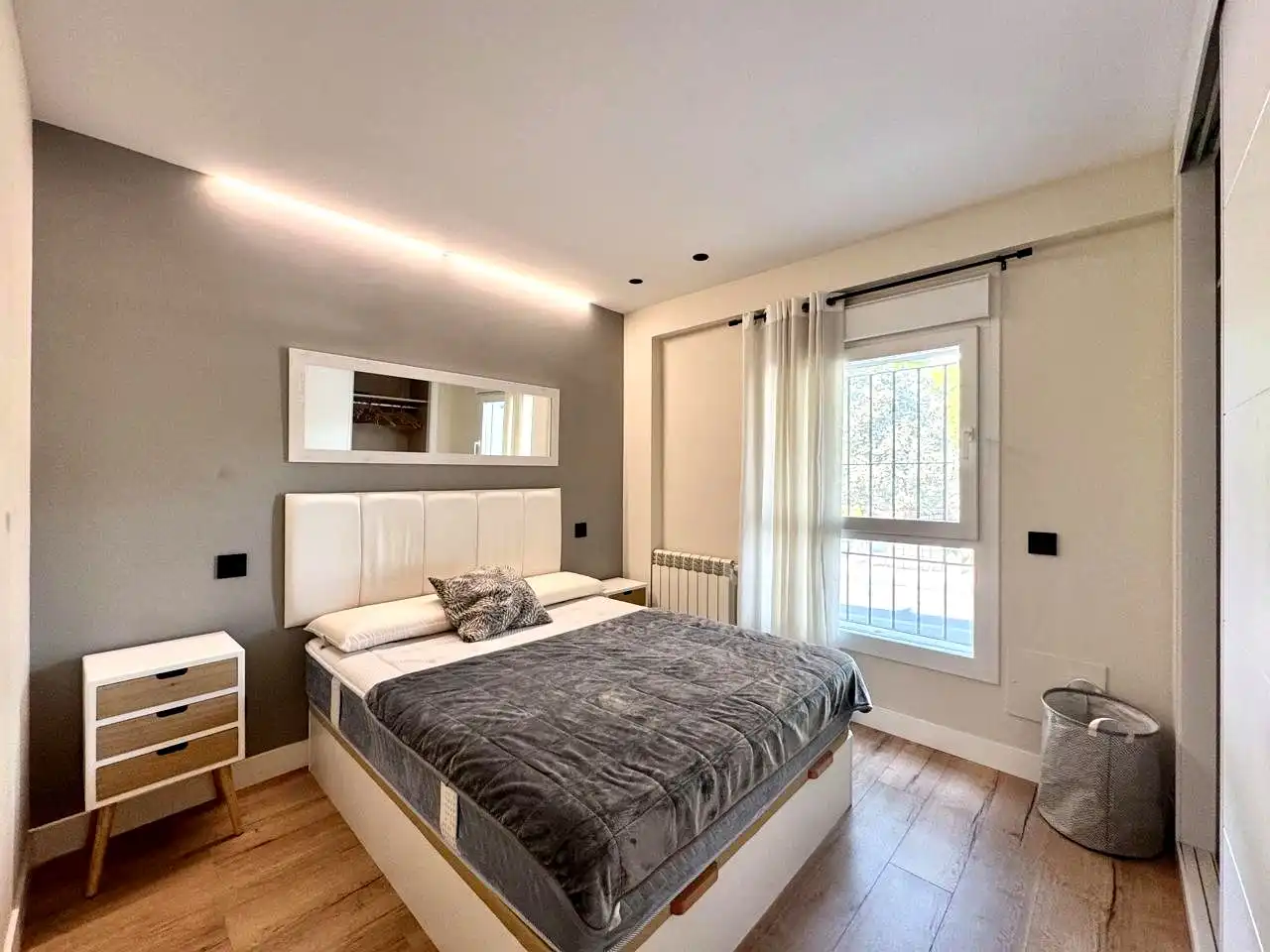 Dormitori de Apartament de lloguer en Madrid amb Aire condicionat, Calefacció i Moblat
