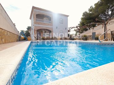 Casa amb piscina en venda a La Pobla de Montornès