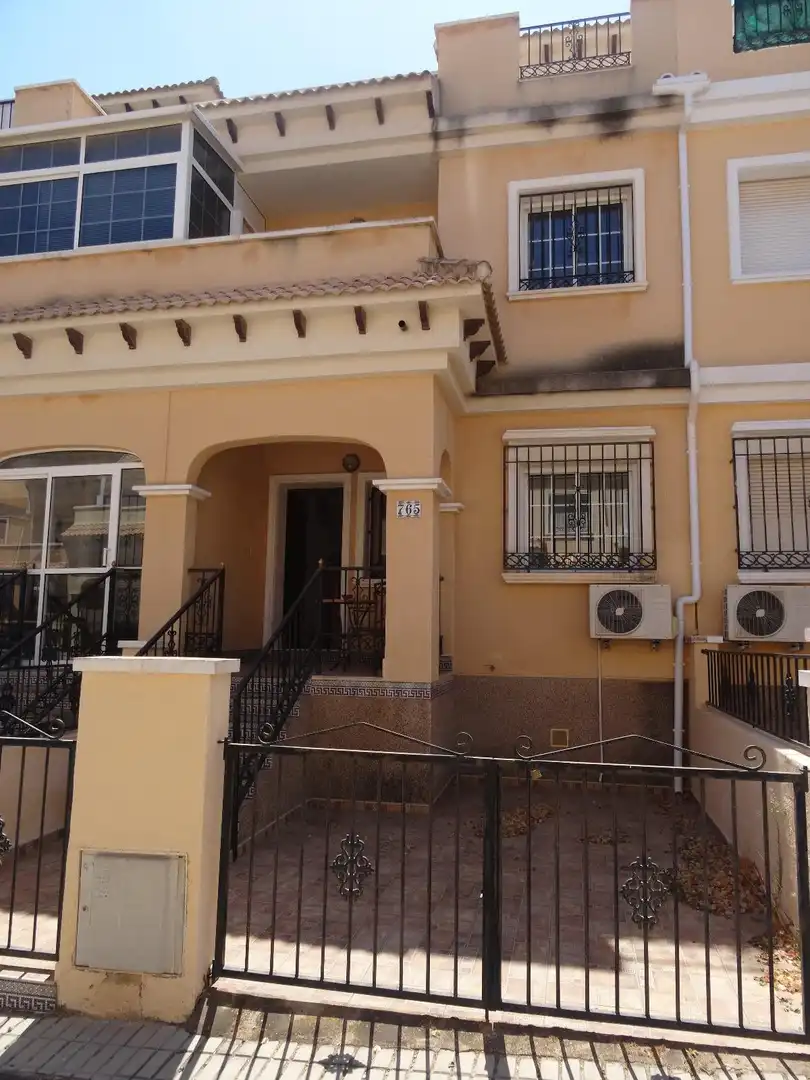 Vista exterior de Casa adosada en venta en Orihuela