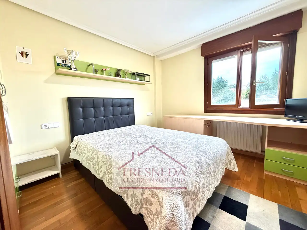 Dormitori de Casa adosada en venda en Siero amb Calefacció, Jardí privat i Parquet