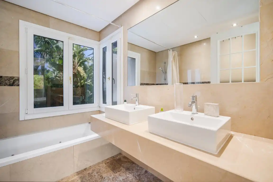 Bathroom of Houses for sale in Marbella  with Air Conditioner, Private garden and Terrace