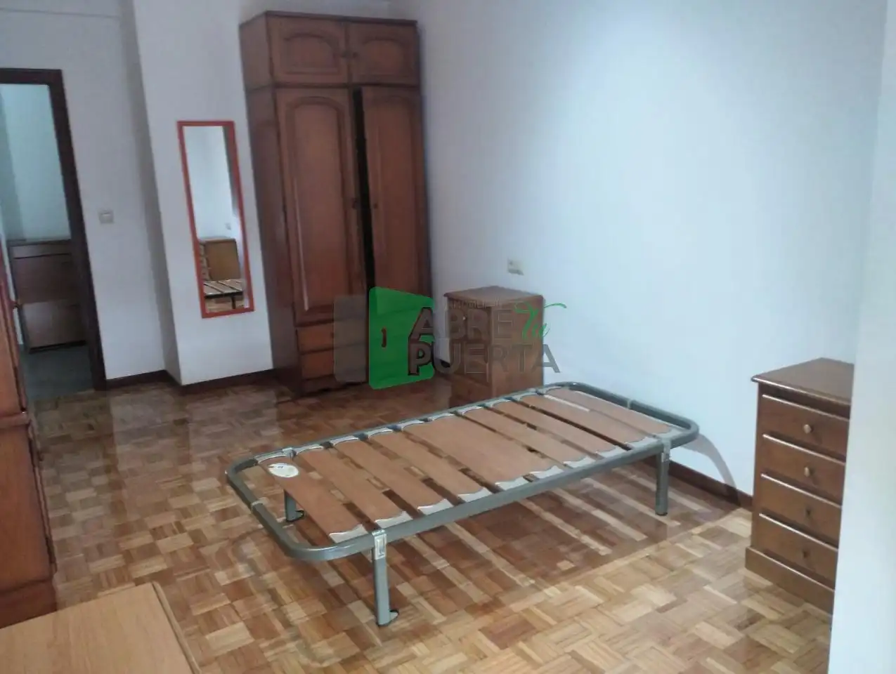 Schlafzimmer von Wohnungen zur Miete in Ourense Capital  mit Heizung, Parkett und Möbliert