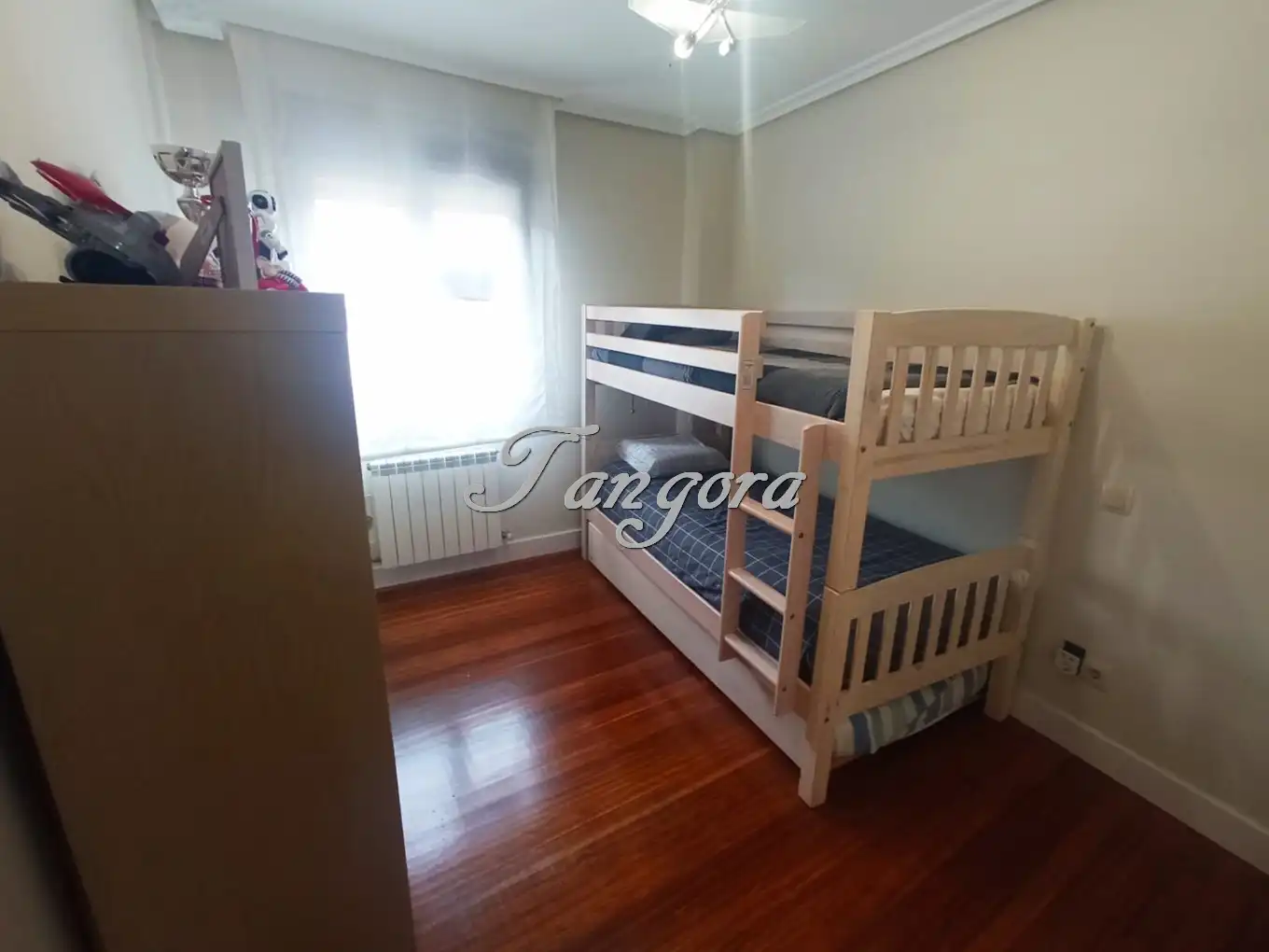 Schlafzimmer von Einfamilien-Reihenhaus zum Verkauf in Abanto y Ciérvana-Abanto Zierbena mit Heizung, Privatgarten und Parkett