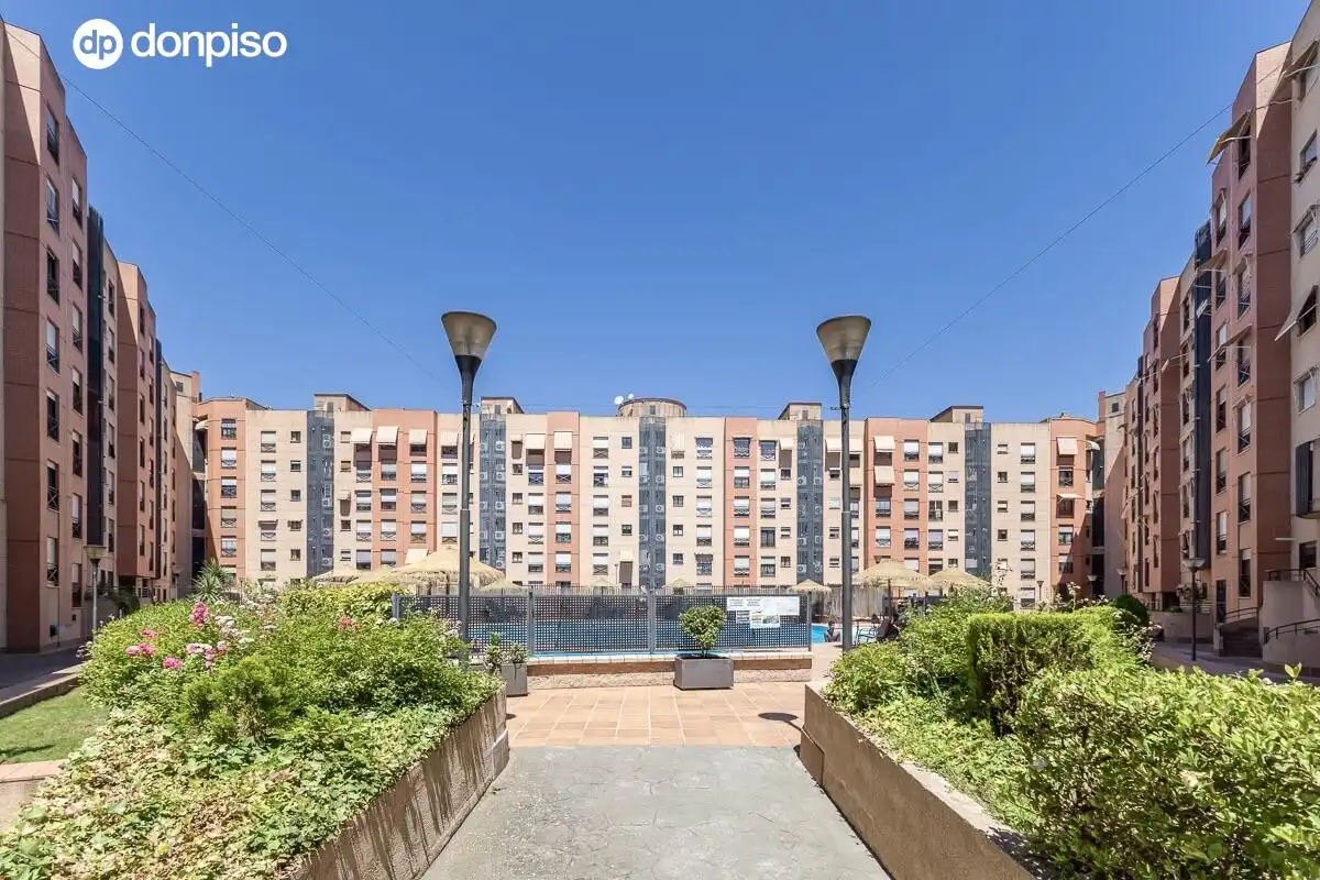 Vista exterior de Piso en venta en Granada con Aire acondicionado, Calefacción y Terraza