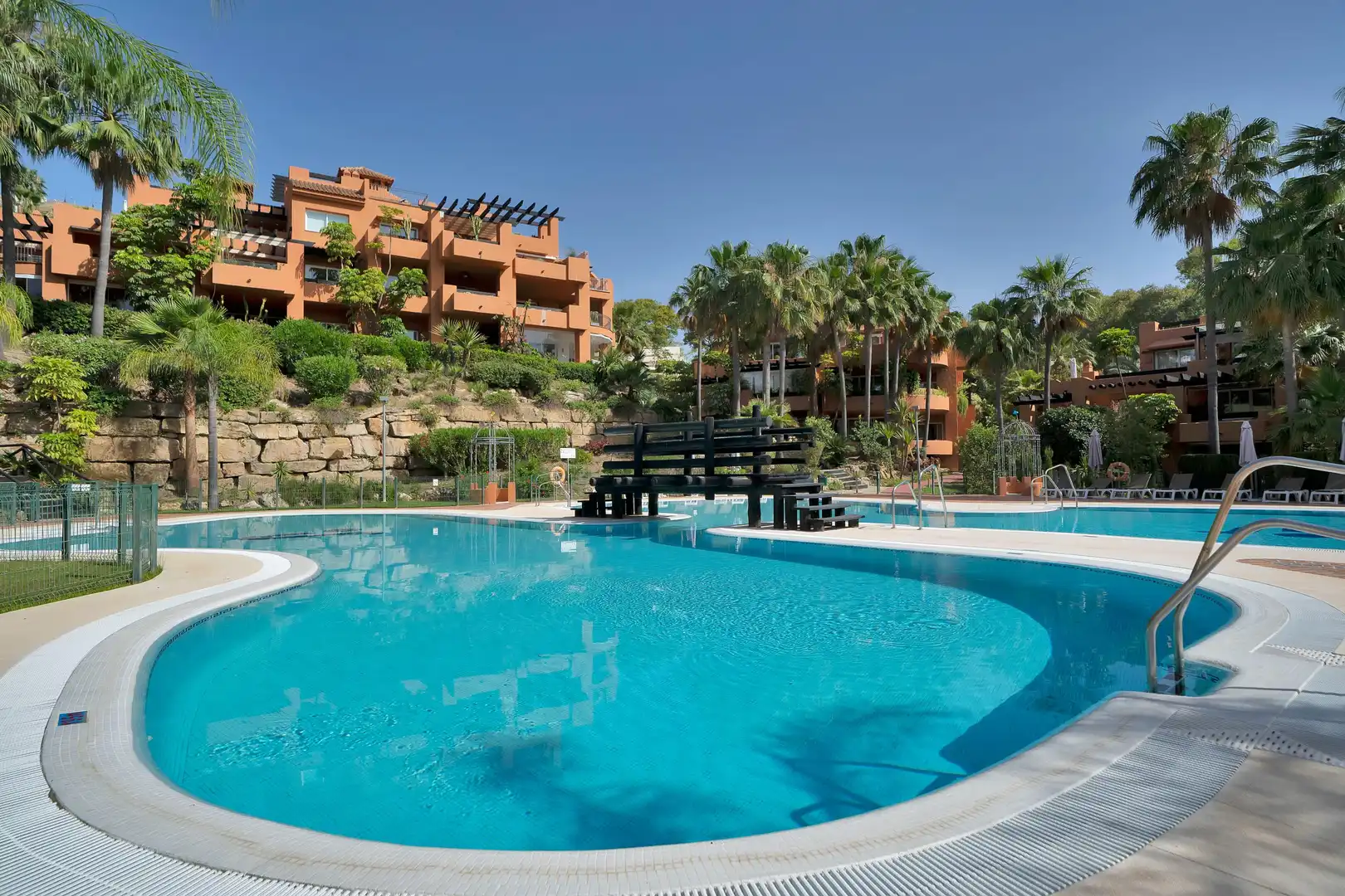Schwimmbecken von Wohnungen zum Verkauf in Marbella mit Klimaanlage, Heizung und Privatgarten