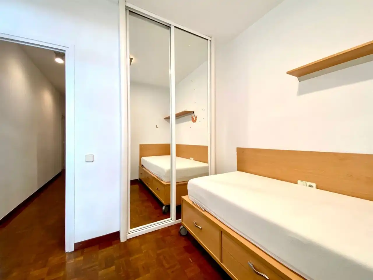 Schlafzimmer von Wohnung zum Verkauf in Barcelona mit Klimaanlage und Gemeinschaftspool