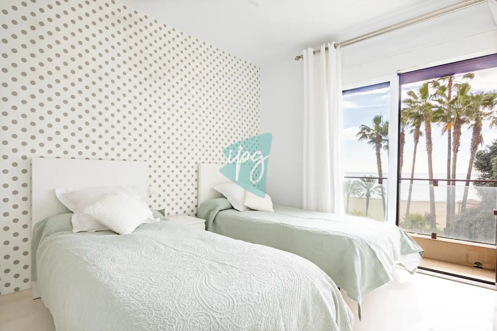 Habitación de Apartamento de alquiler en Estepona con Aire acondicionado, Calefacción y Amueblado