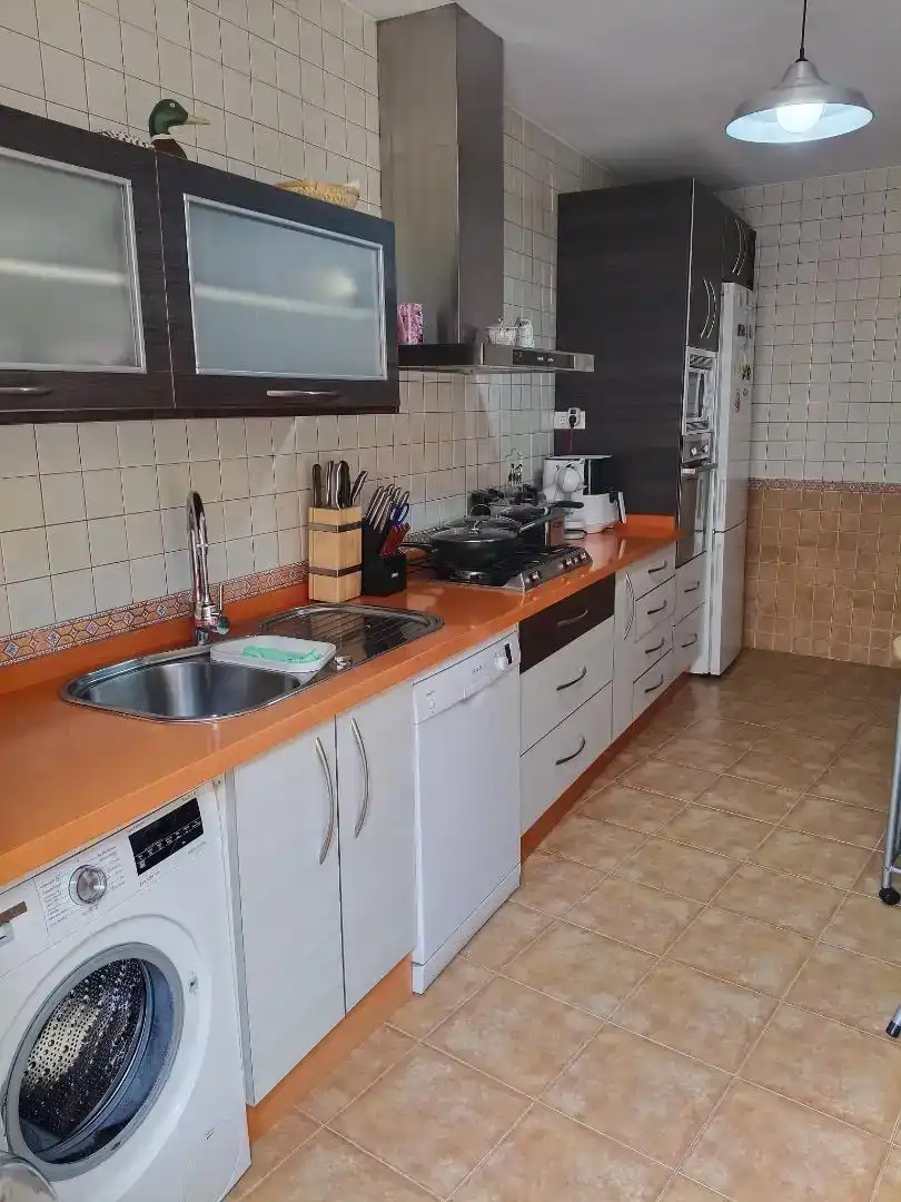Cuina de Casa adosada en venda en La Rinconada amb Aire condicionat i Balcó
