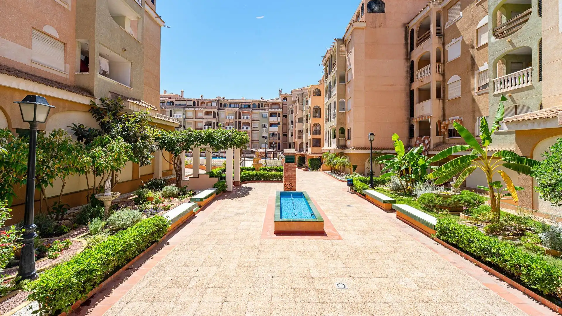 Terrasse von Wohnung zum Verkauf in Torrevieja mit Klimaanlage, Heizung und Privatgarten